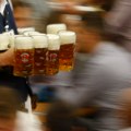 Da li je ovo najjači konobar na svetu? Pogledajte kako Karlo nosi čak 18 krigli piva na Oktobarfestu