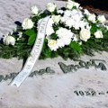 Predstavnici Grada Novog Sada položili cveće na grob Mike Antića