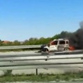 Buktinja na auto-putu, širi se gusti dim! Zapalilo se vozilo kod Jakova, saobraćaj otežan (video)
