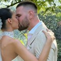 Oženio se Cvija! Mlada blista u venčanici sa čipkom oko vrata: Nikolija podelila fotografiju sa tajnog venčanja kolege (foto)…