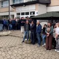 Kosovska Kamenica: Zaposleni u školama protestovali zbog hapšenja dvojice direktora