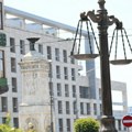 Nova skulptura u obliku vage sa dva tasa postavljena na Terazijama