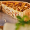 Hrskavi kiš sa krompirom umesto testa i filom od šunke, sira i spanaća