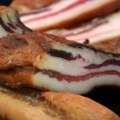 Domaći hleb, paradajz, luk i naravno slanina: Dok većina leti bira laganije obroke, u Kačarevu nemaju dilemu: Dobra slaninica…