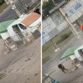 Zelenski objavio snimak napada dronom na civila u Hersonu: Rusija vodi "ljudski safari" (video)