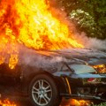 (Video) 8 sekundi horora Najdramatičniji snimak iz Hrvatske: Automobil u plamenu, vozač nastavlja da vozi!
