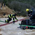Stravične poplave: Bujice odnele tinejdžerke, ima mrtvih VIDEO