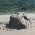 Језив снимак из Непала: Бујица носи стену величине аутобуса, котрља се кроз блато невероватном снагом