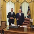 Da li je Vučić pozirao sa kartonskim Trampom? Na svim ima upadljivo identičnu pozu, iz kabineta predsednika Rumunije tvrde da…