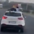 (Video) Šverceri vozili policajca na krovu automobila 40 kilometara! Neverovatne scene filmske potere u Indiji: Evo kako su…
