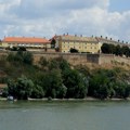 Muškarac koji je pao sa bedema Petrovaradinske tvrđave u stabilnom stanju, ima višestruke prelome