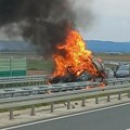 Stravične fotografije sa mesta nesreće na auto-putu Miloš Veliki! Smrskano vozilo se pretvorilo u buktinju (foto)