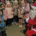 Božićno-novogodišnja svetkovina u Belom Blatu: Deda Mraz posetio najmlađe