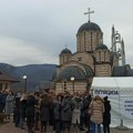 U toku potpisivanje peticije za smenu gradonačelnika Leposavića i Severne Mitrovice, više stotina građana čeka u redovima…