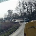 Izgubio kontrolu i sleteo u kanal pored puta: Saobraćajna nezgoda na starom putu Čačak - Kraljevo u selu Slatina