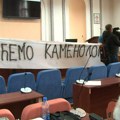 Tenzije i koškanje uoči sednice Skupštine u Zaječaru, protest meštana zbog izgradnje kamenoloma