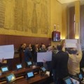 Haos sa ulice uneli u parlament : Sednica Skupštine ap Vojvodine juče se pretvorila u cirkus, opozicija duvala u pištaljke i…