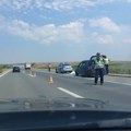 Priveden vozač kamiona zbog stravične nesreće: Sumnja se da je zaspao za volanom, pa naleteo na zaustavljeni auto: Stradao…