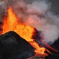 Drama na islandu Proradio vulkan u blizini popularnog turističkog mesta - užarena lava kulja iz zemlje, ljudi se masovno…