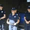„Vi ste izdajice žena, majki…“: Marko Kričak poslao policajke da ga čuvaju od učesnika protesta, njihov izraz lica sve govori…