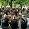 FOTO i VIDEO: Novosađani ispred suda čekaju saslušanja četvorice privedenih zbog dešavanja kod Filozofskog