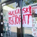 Građanin ispred Rektorata spustio zastavu na pola koplja