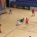 Stravičan sudar u Superligi: Golman nokautirao igrača nogom, igrač ležao nepomično, hitno prevezen u bolnicu!