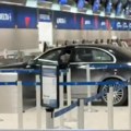 Haos na aerodromu, vozač uleteo kolima na terminal: Probio barikade, obezbeđenje munjevito reagovalo - Neverovatan snimak iz…