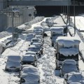 (Video) 40 automobila u koloni zaglevljeno u snegu i ledu: Totalni kolaps u Grčkoj: Ljudi zarobljeni u mećavi i to zbog jedne…