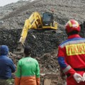 Najmanje pet osoba poginulo kada se urušilo brdo smeća na najvećoj deponiji u Indoneziji