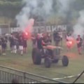 VIDEO Snimak iz Srbije postao viralan: Navijači doterali čuveni traktor i vozili ga po celom terenu