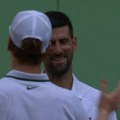 Pogledajte zagrljaj Đokovića i Sinera: Novak je posle poraza prišao Janiku na mreži i...