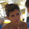(Paparaco) Jovana Pajić na plaži sa ćerkom: Kriju se iza ogromnog sunocobrana i hlade se lepezama: Pevačica sa punđom na glavi…