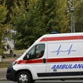 Automobil izleteo sa kolovoza i udario majku sa dvoje dece u Kraljevu