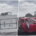 Jezive slike posle sudara tri vozila na auto-putu, dvoje poginulo: Delovi vozila rasuti svuda, kamion prevrnut, a od auta…