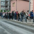 Redovi i u Čačku i Kragujevcu: Negde se i kasnilo, ali sve protiče mirno