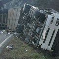 (Foto) Teška nesreća između Čačka i Kraljeva: Šleper sa hladnjačom sleteo s puta, dramatična akcija izvlačenja, stanje vozača…