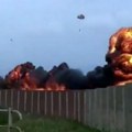 (Pojavio se uznemirujući video) Vojni avion pao na porodični auto, ima mrtvih!