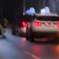 Taksisti se potukli na ulici U Novom Sadu: Uredno parkirali kola, pa se valjali po ulici - Ceo incident snimljen (video)