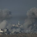 Desetine poginulih u izraelskim napadima na Gazu: Među povređenima i bolničari, izraelski tenkovi oštetili kola hitne…