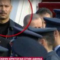 Svi se pitaju ko je muškarac koji prati Erdogana! Muškarac visok dva metra nije skidao pogled sa turskog predsednika! (video)