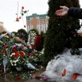 Pristalice i danas odaju poštu Navaljnom: Dan nakon sahrane, cveće ispred groblja