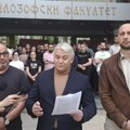 ВИДЕО: Ректор Универзитета Дејан Мадић посетио групу младих која је блокирала Филозофски факултет