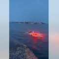 Nesvakidašnji snimak iz komšiluka: Skupoceni automobil "parkirao" u more, pa se "pohvalio" na mrežama (video)