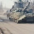 Velika isporuka ruskih tenkova: T-80 BVM kreće na front, čeka se TOS-3 „Drakon“ (video)