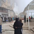 Ogroman broj vernika stiže u Ostrog Veliko bdenje sa čitanjem 12 "strasnih" jevanđelja biće služeno od 17 časova (foto)