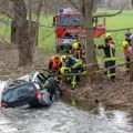 Automobil sa najmanje tri osobe sleteo noćas u reku Bosnu