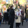 Blokada i šetnja u Novom Sadu: Učesnici poručili „krvave su vam ruke“, „ubice“