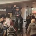 FOTO, VIDEO: Protest na Spensu zbog sastanka direktora novosadskih škola