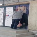 „Da ga ne gledamo više“: Saslušan u policiji jer je zalepio karton na Vučićev lik u Doljevcu